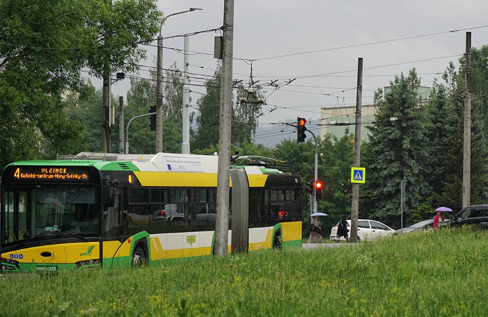 Nový semafor na sídlisku Vlčince spôsobuje v ranných hodinách kolóny až po Rosinskú cestu