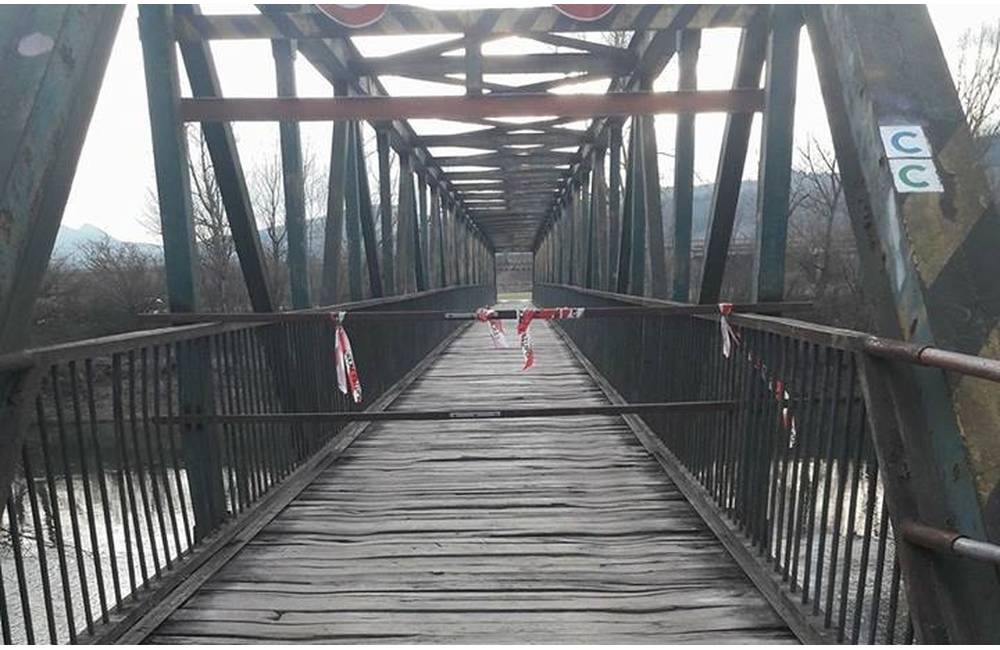 Uzavretý Mikšovský most komplikuje dopravu medzi obcami, mesto Bytča už rokuje o jeho budúcnosti