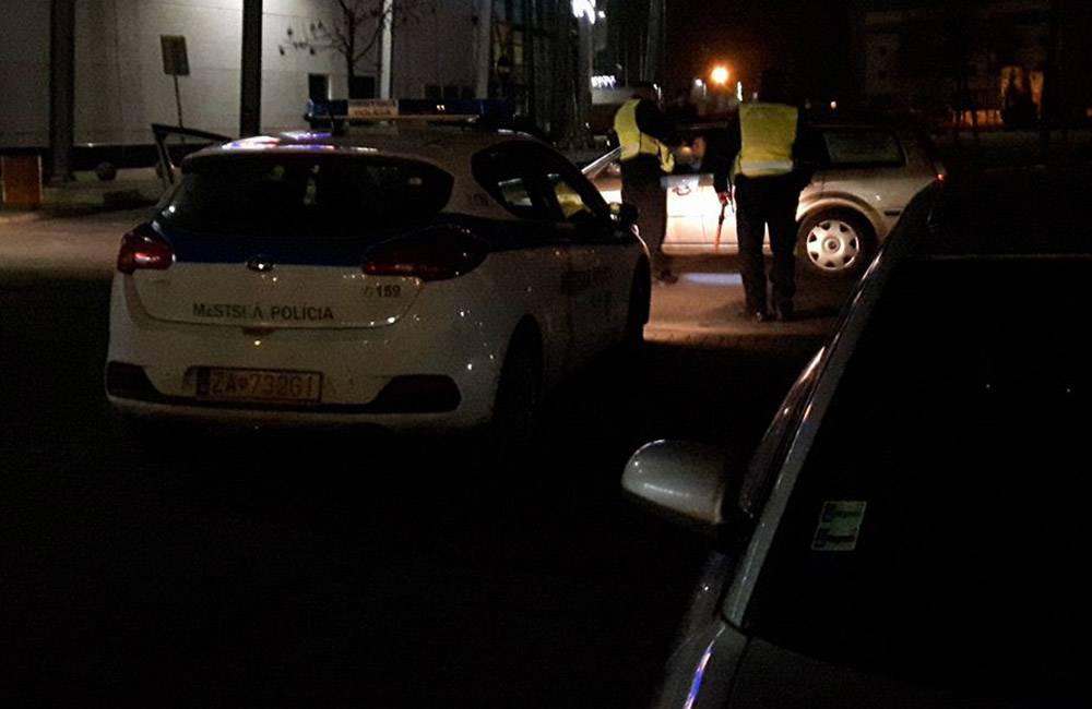 Foto: Mestskí policajti zadržali muža s 1,96 promile, ktorý autom nabúral do lavičky na Mariánskom námestí