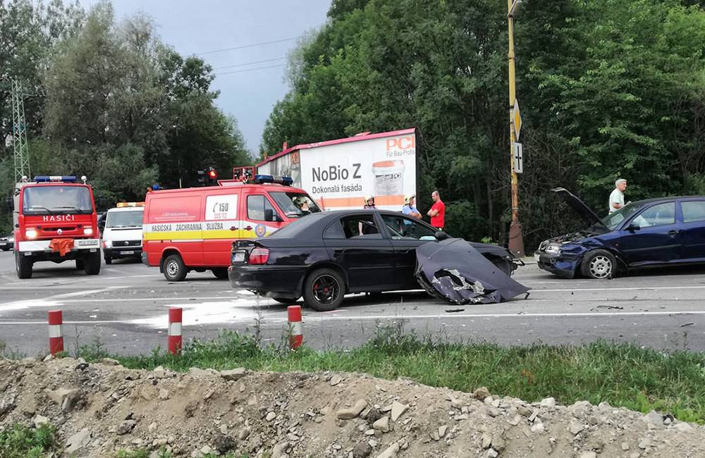 Nehoda troch áut na semafore v Radoli odstavila dopravu medzi Žilinou a Čadcou, tvoria sa kolóny