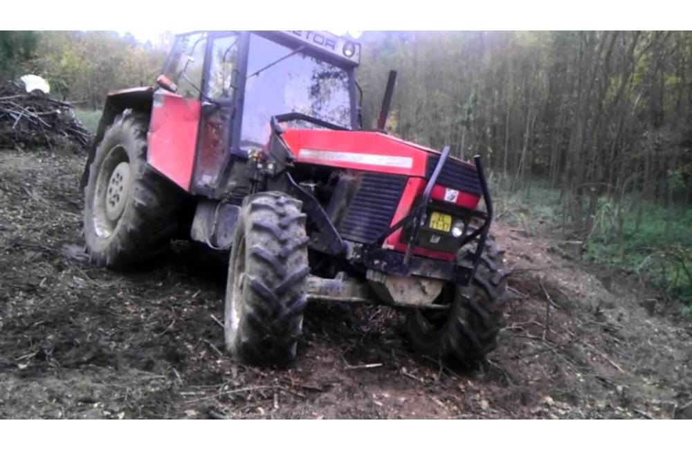 24-ročný Ľubomír otvoril traktor konárom, naštartoval ho klincom a šoféroval s 1,9 promile