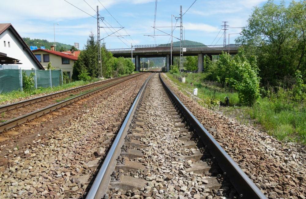 Železničné priecestie v Ochodnici budú opravovať, autobusy a nákladné autá do obce neprejdú