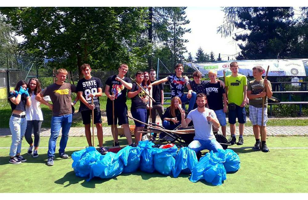 V rámci ďalšieho SpotFixu vyčistili športový areál na Martinskej, pomohli im aj študenti školy