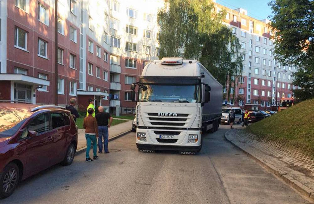 Opitý poľský kamionista sa pokúšal prejsť cez úzke ulice na Hájiku, spôsobil škodu za 6.300 eur