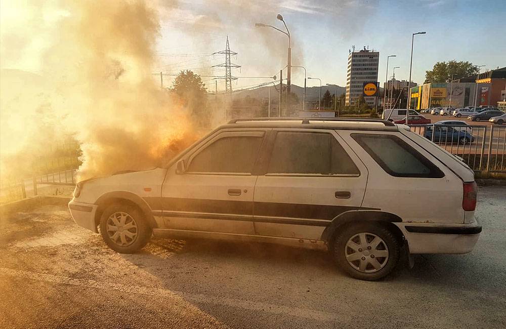 Pri požiari auta na Solinkách pomáhal majiteľovi hasiť len jeden okoloidúci, ostatní kamerovali