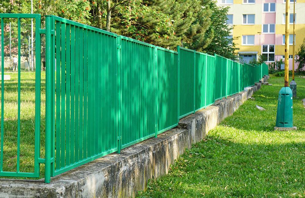 Foto: Na ZŠ Limbová na Solinkách zrekonštruovali plot okolo areálu, pripravuje sa aj obnova ihriska