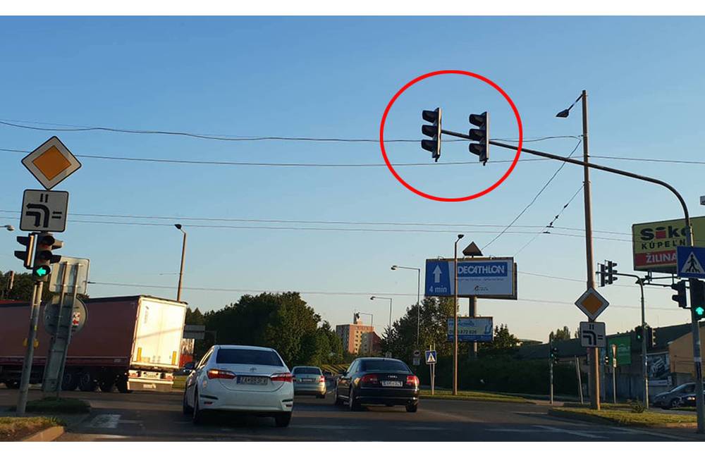 FOTO: Na Košickej niekto otočil semafory nabok, autá jazdia aj na červenú