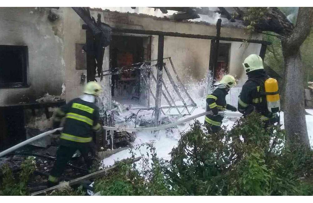 V Žilinskej Lehote horel dnes nadránom rodinný dom, jedna osoba sa zranila