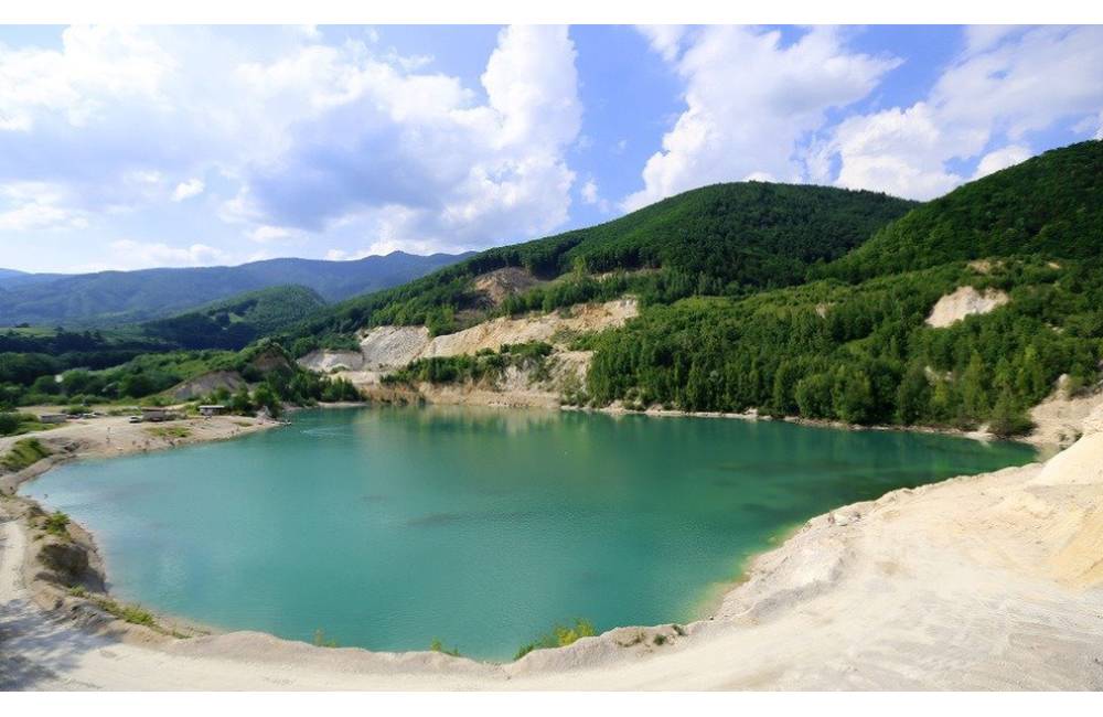 Dobrovoľníci chcú vyčistiť okolie jazera pri Šútove, cez víkend sa tam utopil mladík