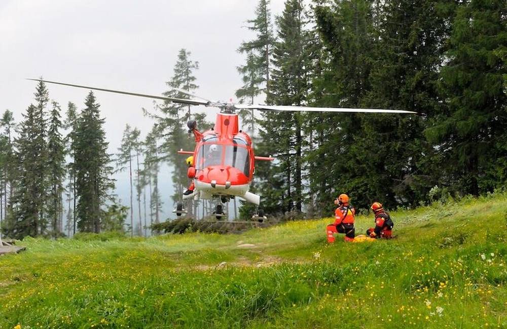 Leteckí záchranári dnes popoludní leteli do obce Terchová, 33-ročného muža tam privalil traktor