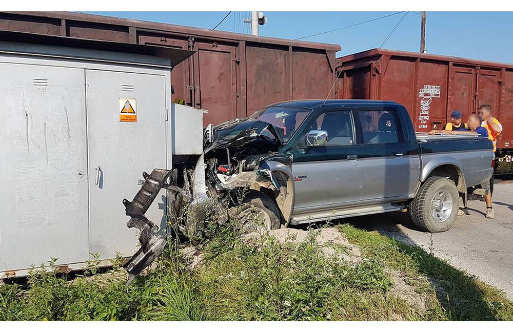 Foto: Pri Rajci došlo dnes ráno k zrážke osobného auta a nákladného vlaku, zranenia našťastie neboli ťažké