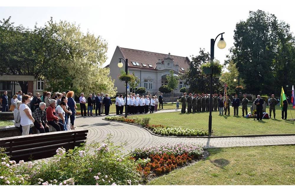 Foto: Zajtrajšie výročie povstania si dnes pripomenuli pri pamätnej doske Jozefa Dobrovodského v Sade SNP