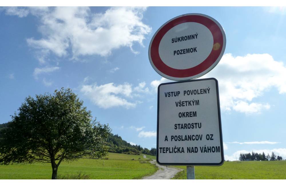 Poslancom a starostovi Tepličky nad Váhom zakázali vstup na Straník v reakcii na uzavretie cesty