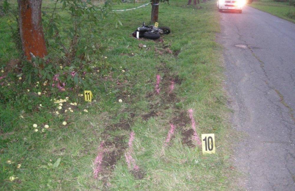 Jazda 24-ročného motocyklistu skončila tragicky, po páde z motorky narazil do stromu