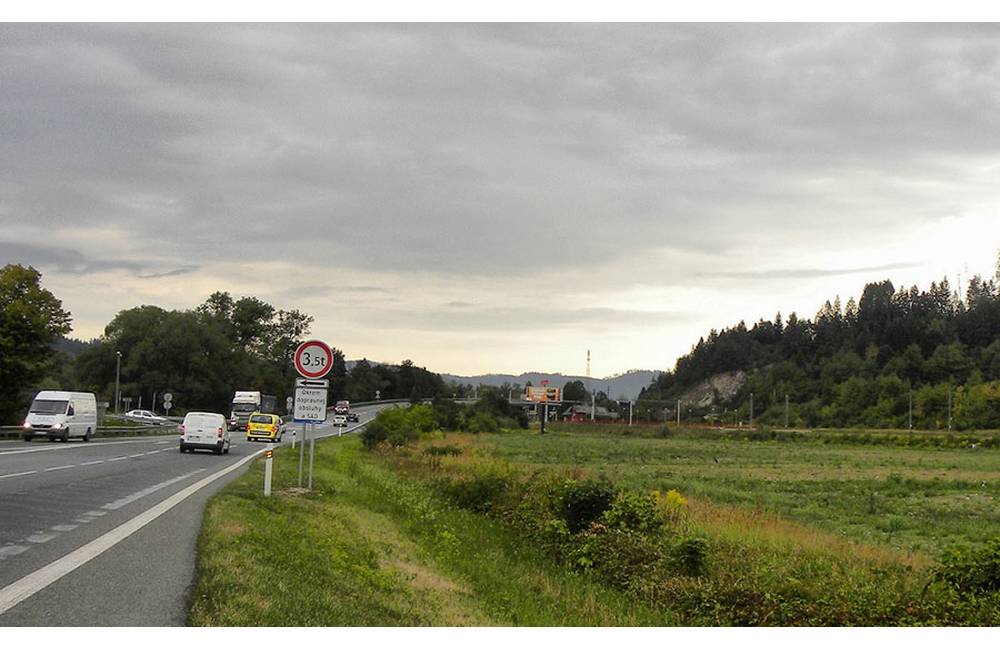 Mesto odstraňuje nelegálne reklamné plochy v smere na Kysuce, ďalšie odstráni aj v smere na Rajec