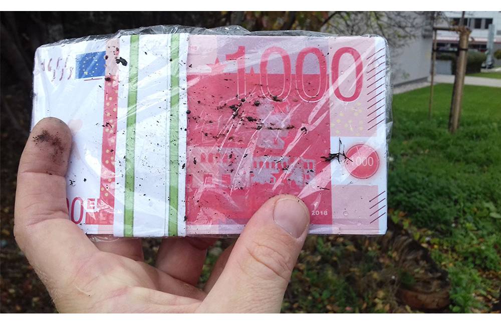 Čitateľ našiel pred budovou NBS v Žiline tisíceurovú "bankovku"