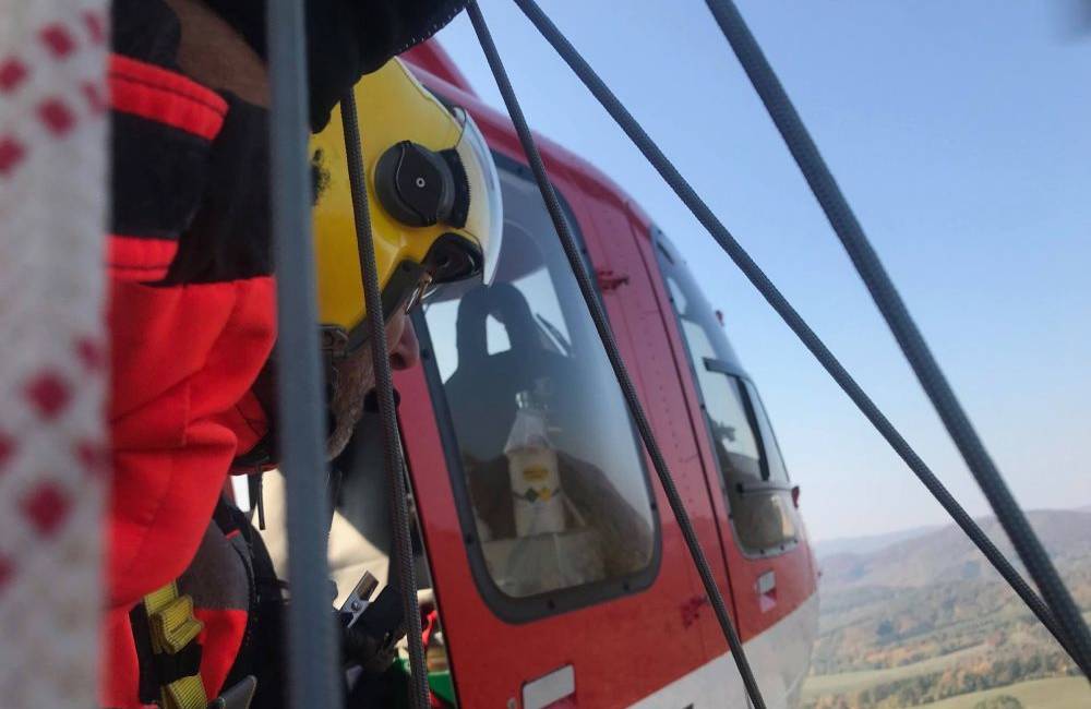 Na Orave spadol muž zo strechy, rýchly transport do nemocnice mu poskytli leteckí záchranári