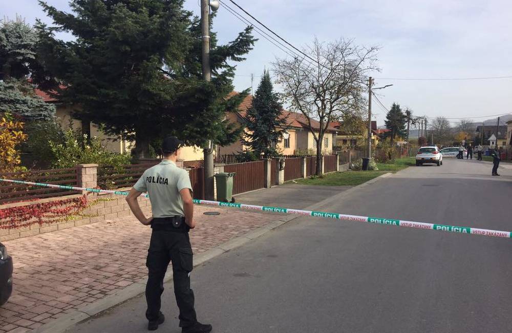 Foto: V obci Kotešová napadol 24-ročný mladík sekerou náhodných ľudí vo dvoroch, jedna žena zomrela