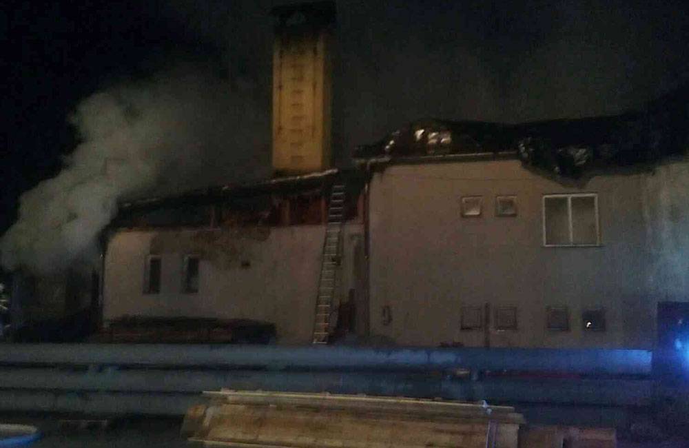FOTO: Až 20 hasičov zasahuje od skorého rána pri požiari v obci Korňa, horí tam polyfunkčný objekt