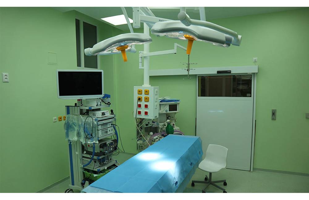 Operačná sála na ortopédii v žilinskej nemocnici prešla obnovou, nové vybavenie spresní výkony