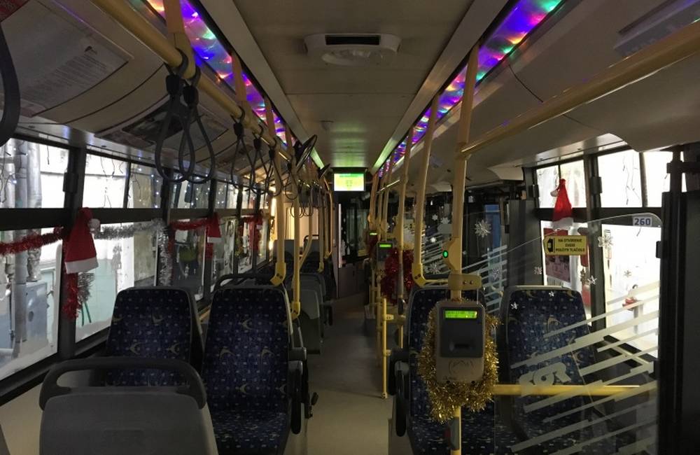 Foto: Vianočný trolejbus dnes vyrazil na cesty, ľuďom spríjemňuje cestovanie už siedmy rok