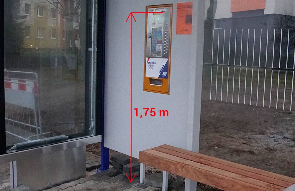 FOTO: Nové zastávky MHD majú ďalší problém, automaty na lístky sú umiestnené príliš vysoko