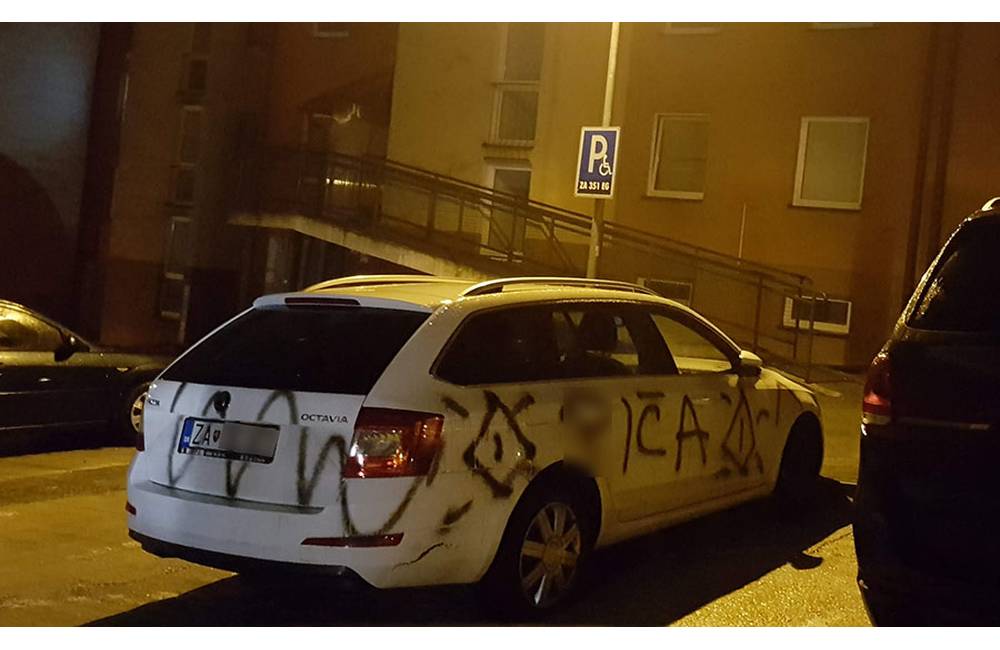 AKTUÁLNE: Na sídlisku Hájik došlo k poškodeniu zaparkovaného osobného auta čiernym sprejom