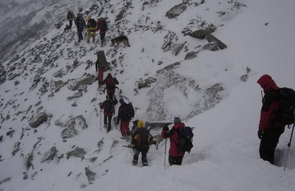 Horskí záchranári pomáhali na Štedrý deň vyčerpaným poľským skialpinistom v Snilovskom sedle
