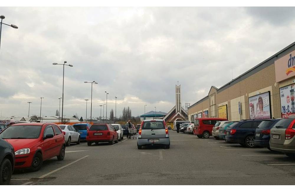 AKTUÁLNE: Zlodeji opäť úradujú, vodičom sa nedajú zamknúť autá na parkovisku pri Kauflande