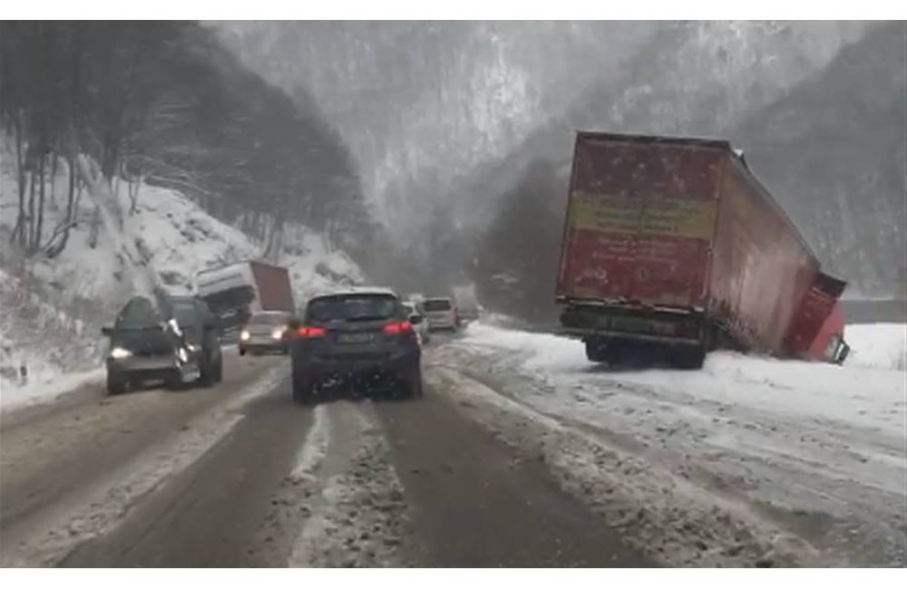VIDEO: Pod Strečnom sú zapadnuté kamióny, autá prechádzajú po neupravenej ceste len veľmi pomaly