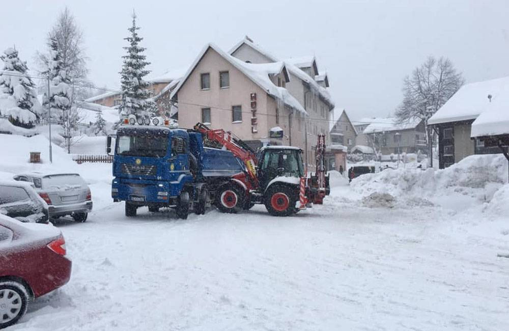 Foto: FOTO: Vonku opäť husto sneží, hasiči pomáhajú postihnutým obciam v Žilinskom kraji