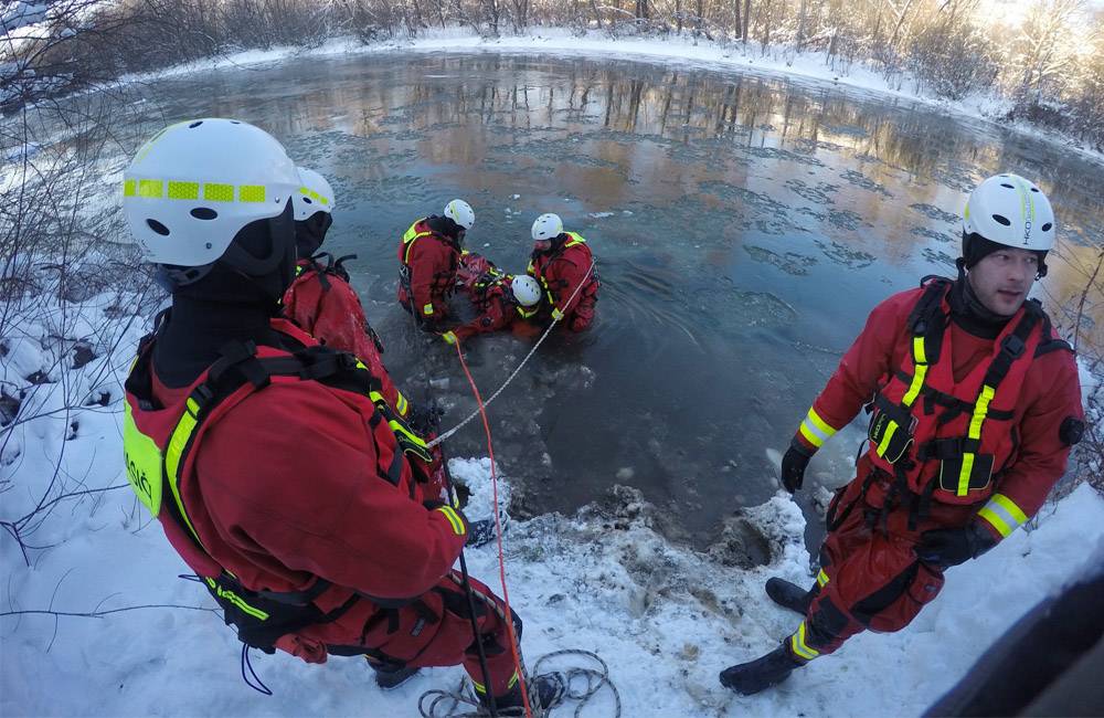 Foto: FOTO: Hasiči precvičovali na zamrznutej rieke Kysuca záchranu topiacej sa a podchladenej osoby