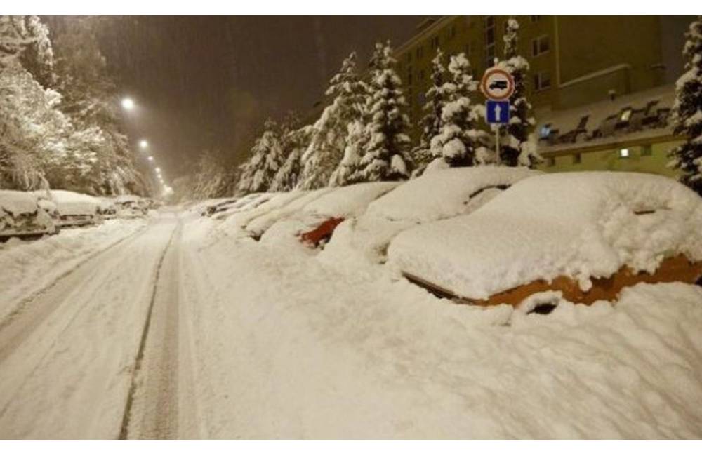 Mesto Čadca vyhlásilo mimoriadnu situáciu, napadaný sneh postupne z mesta vyvážajú