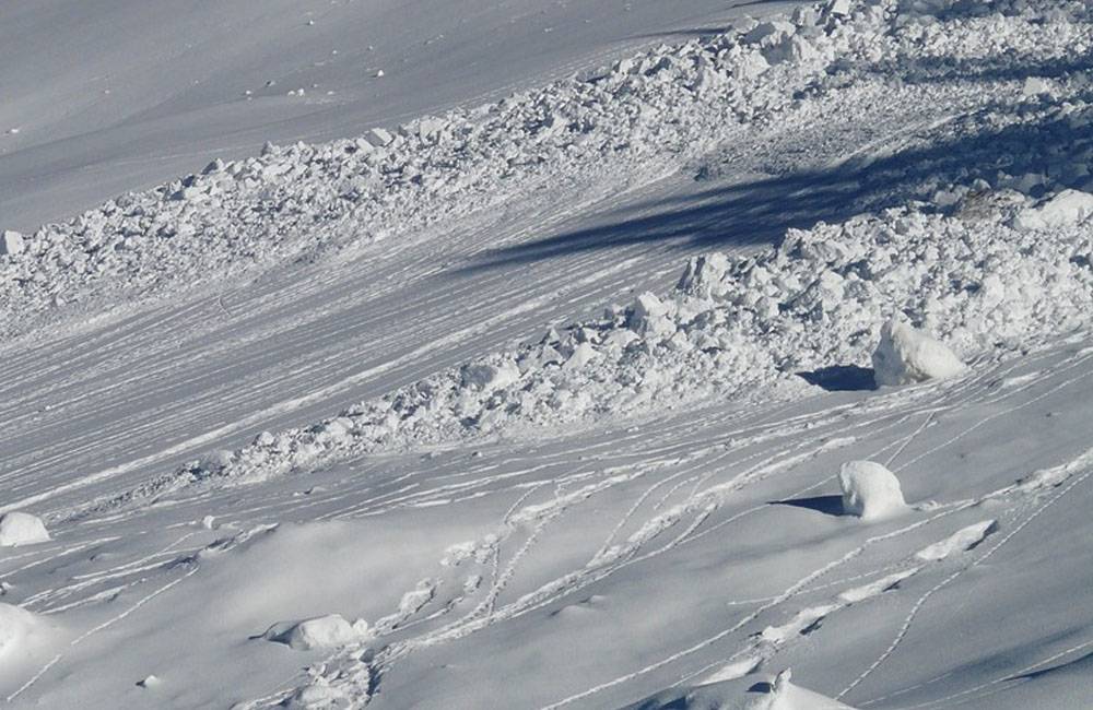 V žľabe pod Veľkým Kriváňom padla lavína, zasypaného 40-ročného skialpinistu sa už nepodarilo oživiť