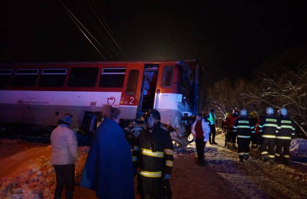 FOTO: V obci Podvysoká došlo k zrážke osobného vlaku s kamiónom, pri nehode sa zranilo osem ľudí