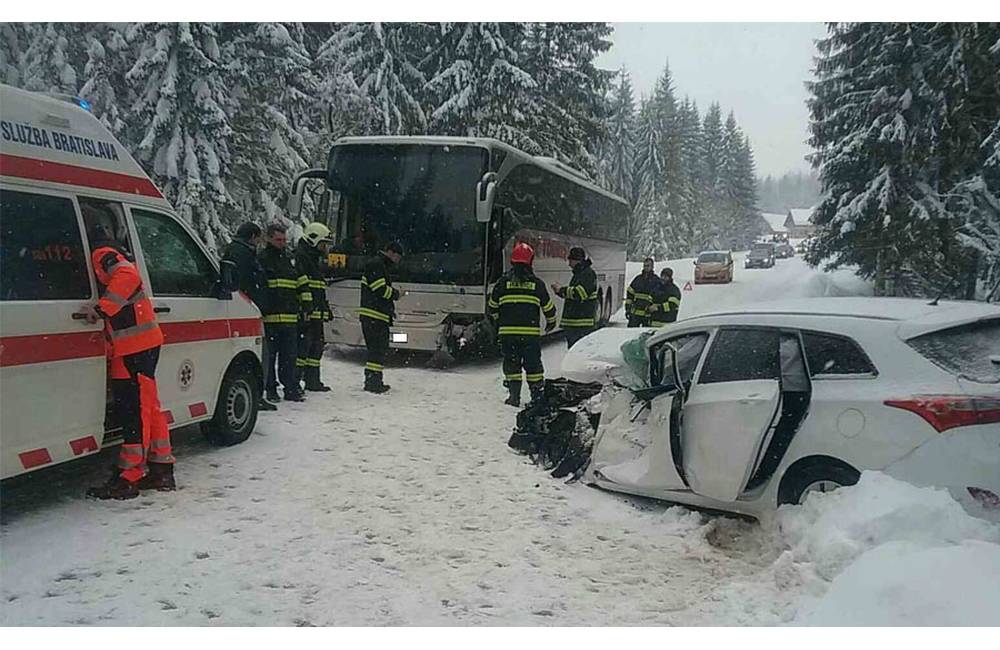 AKTUÁLNE: V obci Oravská Polhora došlo k čelnej zrážke osobného auta s autobusom plným detí