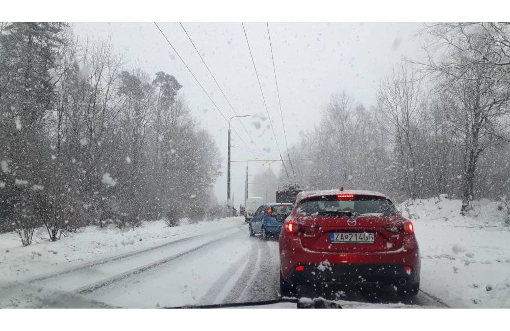 Foto: Mimoriadnu situáciu vyhlásilo kvôli snehovej kalamite v Žilinskom kraji už 27 obcí a 2 mestá