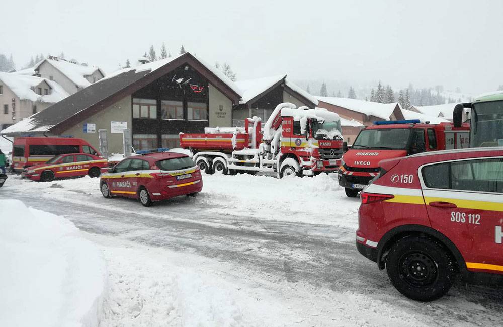 Foto: Pri odstraňovaní následkov snehovej kalamity v Žilinskom kraji naďalej pomáhajú desiatky hasičov