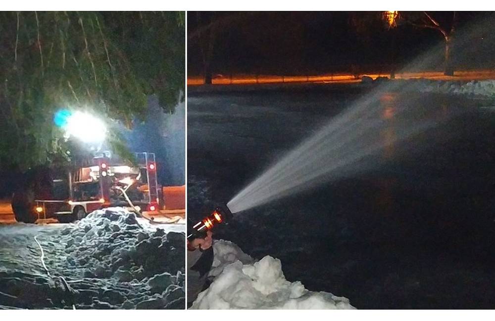 V mestskej časti Trnové vzniká klzisko, dobrovoľní hasiči dnes zalievali asfaltovú plochu vodou