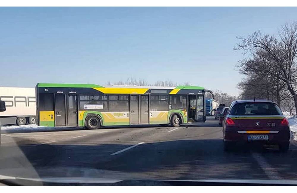 AKTUÁLNE: Na výjazde zo Žiliny do Martina sa po nehode autobusu a osobného auta tvorí kolóna