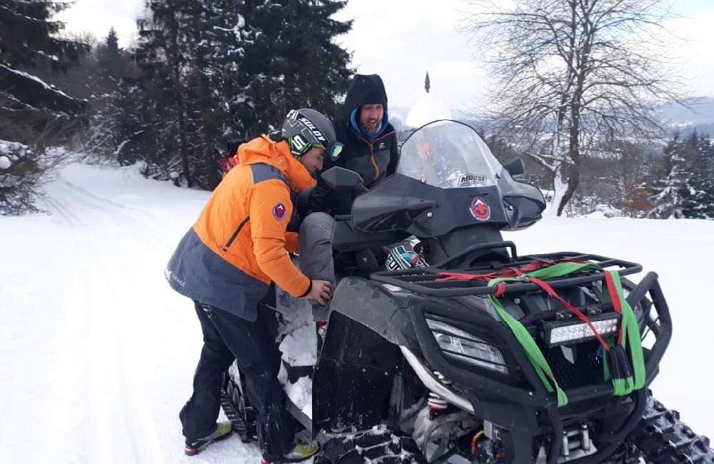 Na Javorníckej magistrále sa zranil 35-ročný slovenský bežkár, pomôcť mu prišli horskí záchranári