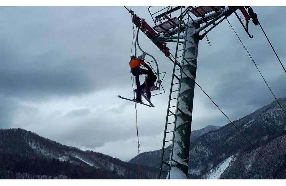 V lyžiarskom stredisku v Párnici zasahovali hasiči, na zaseknutej lanovke uviazlo približne 20 ľudí