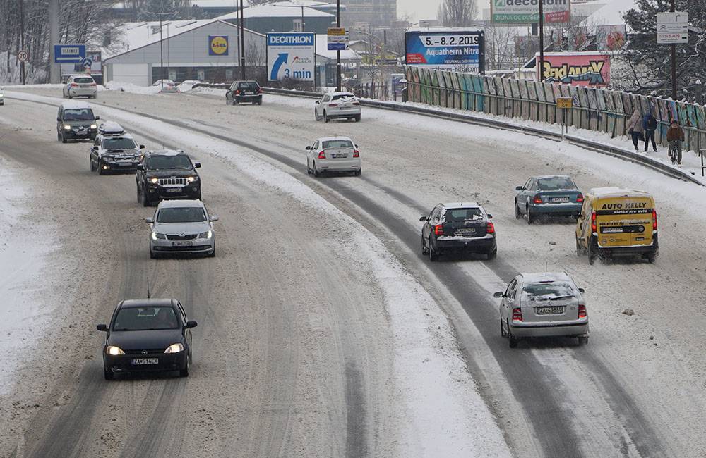 Foto: AKTUÁLNE: Na cestách je kašovitý sneh, viaceré horské priechody sú neprejazdné pre nákladnú dopravu
