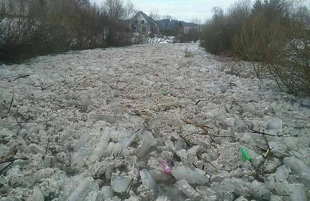 Na rieke Kysuca sa hromadia ľadové kryhy, hladina vodného toku stúpla približne o 2 metre