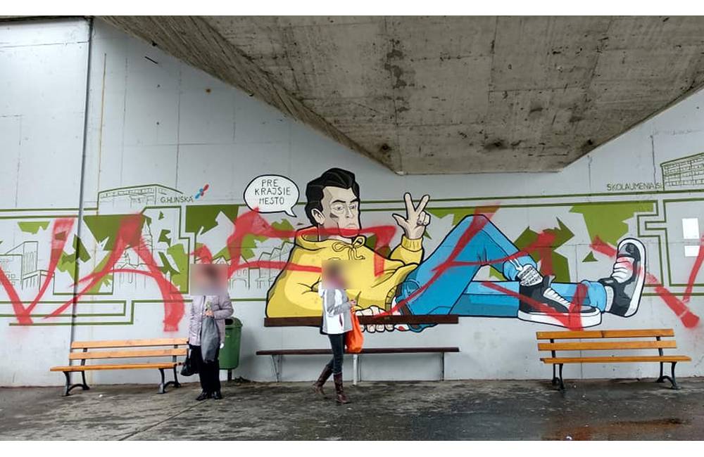 Street art maľbu na zastávke Bernolákova v Žiline neznámy vandal presprejoval