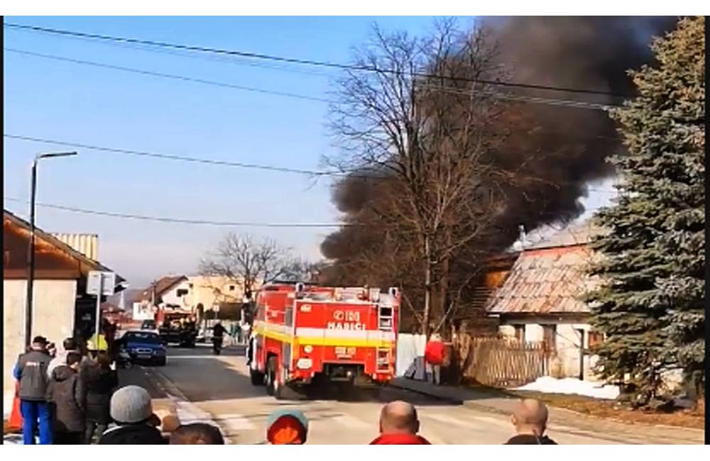 Pri utorkovom požiari vo Varíne vznikla škoda 10-tisíc eur, polícia už začala trestné stíhanie