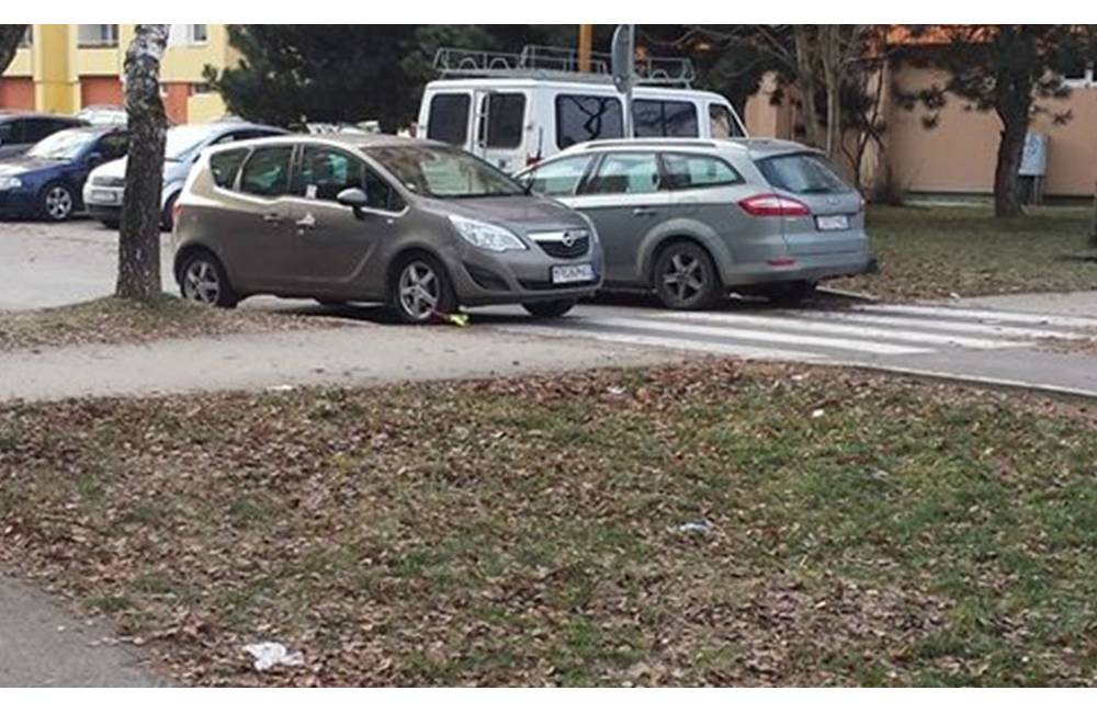 Problém so zaparkovaným autom sa objavil aj na sídlisku Hliny, obyvateľ sa vyhrážal odtiahnutím