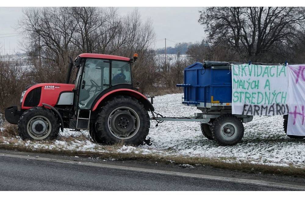 Protestujúci farmári z východného Slovenska pôjdu v pondelok aj cez Žilinu a popod Strečno