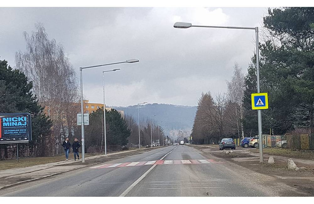 Na jednom z priechodov pre chodcov cez Rosinkú cestu by ľudia uvítali semafor