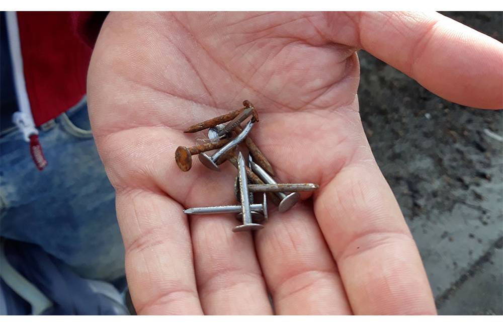 Foto: Neznámy obyvateľ v Bánovej opäť pokladá klince na cestu, za dva týždne spôsobil množstvo defektov